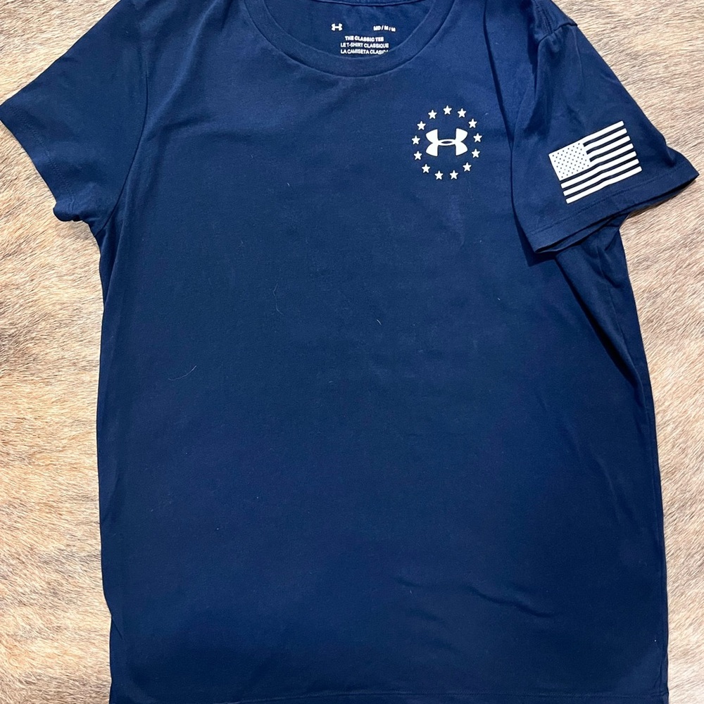 Under Armour Medium Navy Blue Short Sleeve Workout Shirt | Athletic Tee